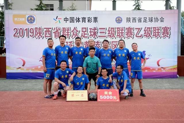 杨超声领取中超第二轮最佳奖杯：好像回到了17岁的夏天